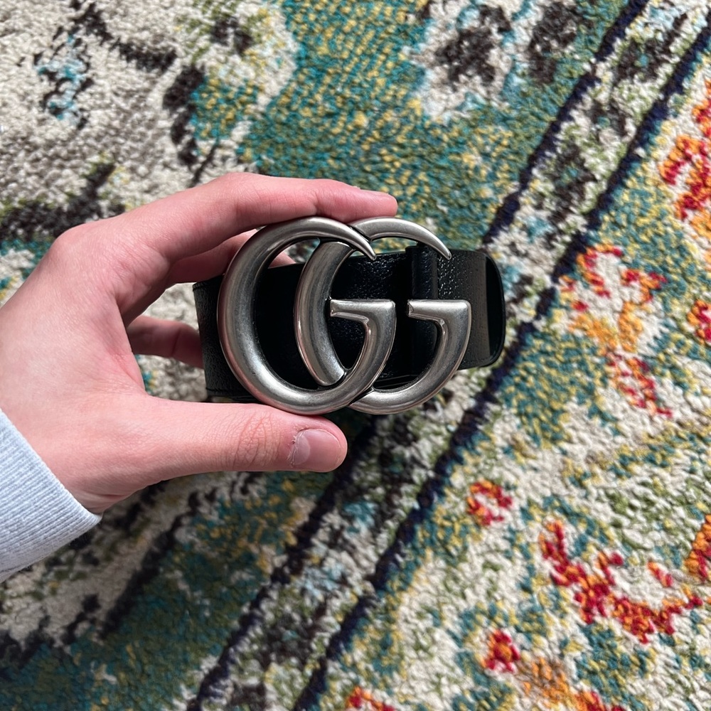 Mens Authentic Silver and Black Gucci belt size 90.